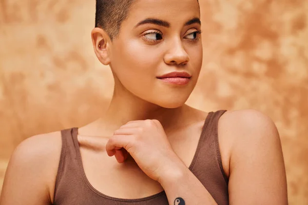 Natural look, tattooed young woman with short hair posing on mottled beige background, individuality, modern generation z, beauty and confidence, body positivity movement, tattooed — Stock Photo
