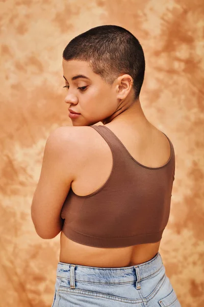 Natural beauty, self-esteem, young woman with short hair posing on mottled beige background, individuality, modern generation z, beauty and confidence, body positivity, curvy model — Stock Photo