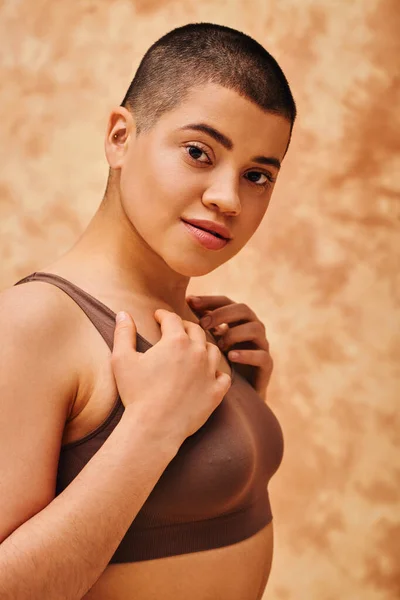 Natural look, self-acceptance, young woman with short hair posing on mottled beige background, individuality, modern generation z, beauty and confidence, body positivity and confidence — Stock Photo