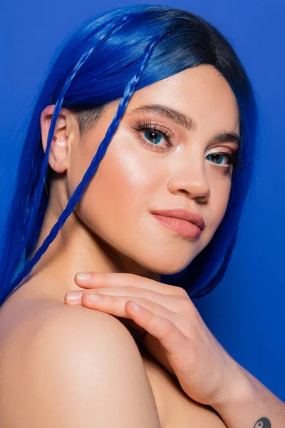 Perfeição da pele, mulher jovem com cabelo tingido posando no fundo azul, cor do cabelo, individualismo, modelo feminino com maquiagem e penteado na moda, juventude vibrante, tendências de beleza — Fotografia de Stock