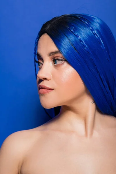 Яскрава концепція молодості, татуйована молода жінка з фарбованим волоссям, позує на синьому фоні, колір волосся, індивідуалізм, жіноча модель з макіяжем і модною зачіскою, яскрава молодь — стокове фото