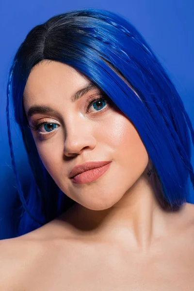 Портрет, красота и молодежная концепция, молодая женщина с окрашенными волосами позирует на голубом фоне, цвет волос, индивидуализм, женская модель с макияжем и модной прической, яркая молодость, совершенство кожи — стоковое фото