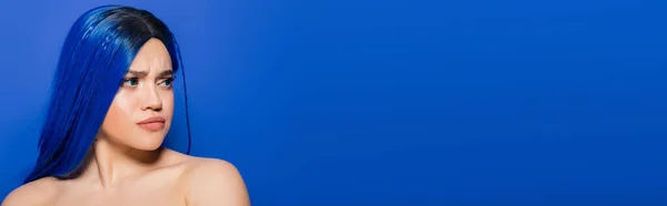 Портрет недовольной женщины с окрашенными волосами, смотрящей в сторону на голубом фоне, цвет волос, индивидуализм, женская модель с макияжем и модной прической, яркая молодость, эмоциональный, баннер — стоковое фото