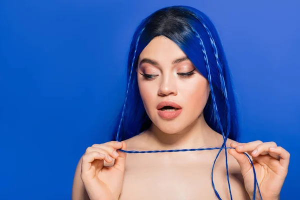 Juventude vibrante, auto-expressão, emocional, retrato de mulher jovem surpreso com cabelo tingido posando no fundo azul, cor do cabelo, individualismo, modelo feminino com maquiagem e penteado na moda — Fotografia de Stock