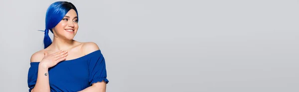 Schönheitstrends, Sommermode, fröhliche junge Frau mit nackten Schultern posiert in heller Bluse auf grauem Hintergrund, blaue Haarfarbe, Frisur, weibliches Modell, Make-up und Schönheit, Banner — Stockfoto
