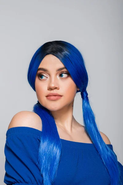Cabelo azul, jovem mulher com olhos azuis e cabelo olhando para o fundo cinza, individualismo, auto-expressão, tendências de beleza, subcultura moderna, maquiagem e penteado — Fotografia de Stock
