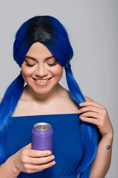 Тренды красоты, летний стиль, позитивная женщина с синими волосами держа банку содовой на сером фоне, современная субкультура, индивидуализм, молодежь и образ жизни, яркий цвет, самовыражение, уникальная идентичность — стоковое фото