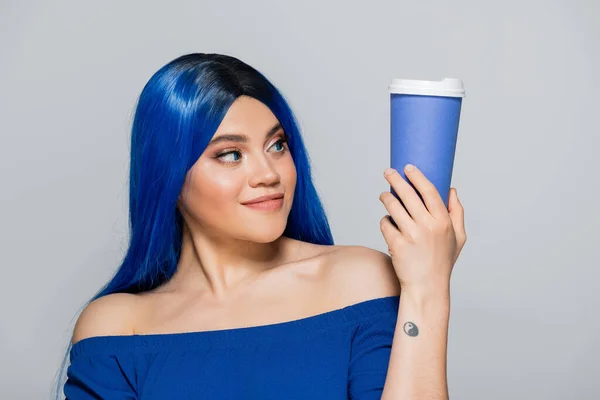 To go Tasse, junge Frau mit blauen Haaren und Augen, Kaffee zum Mitnehmen, Koffein, Energie, Tätowierung, lebendige Farbe, Selbstausdruck, Individualismus, weibliches Modell — Stockfoto