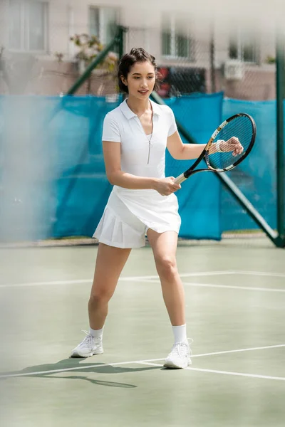 Счастливая женщина-игрок в спортивном платье проведение ракетку на теннисном корте, летний спорт, хобби и здоровье — стоковое фото