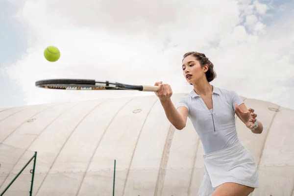 Bela mulher jogando tênis, forehand, raquete de tênis e bola, motivação e esporte — Fotografia de Stock