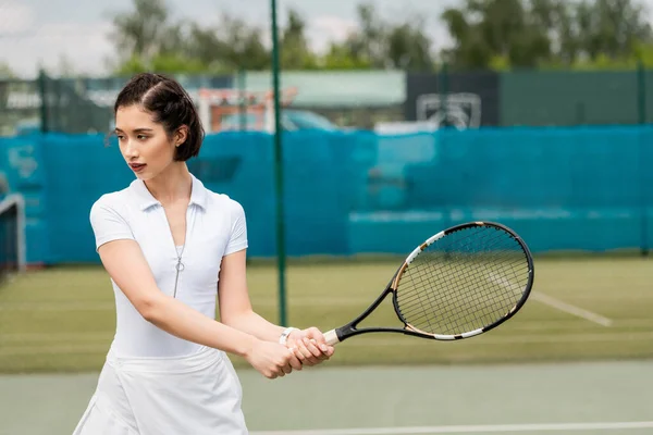 Motivação e esporte, retrato de mulher segurando raquete de tênis, forehand, atlético jogador feminino — Fotografia de Stock