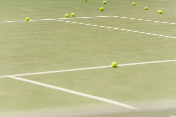 Personne sur le coup, balles de tennis sur un terrain spacieux, avant-plan flou, été, sport et loisirs — Photo de stock