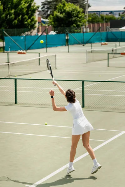 Esportista bater bola de tênis no campo, segurando raquete e jogar jogo esportivo ativo, motivação — Fotografia de Stock