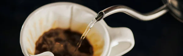 Eau bouillante coulant de la bouilloire dans un égouttoir en céramique avec café dans le filtre, espresso V-60, bannière — Photo de stock