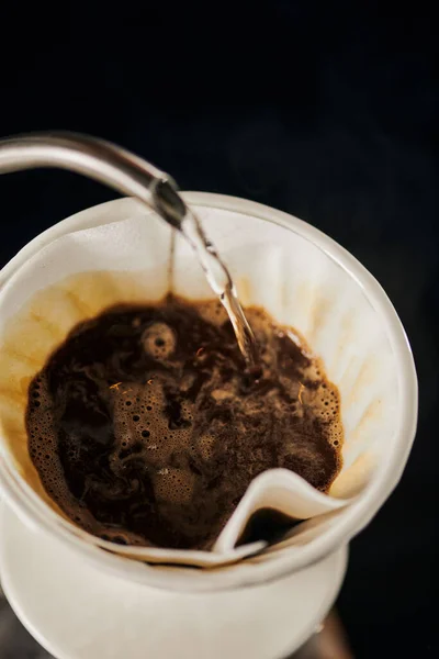 Cerveja alternativa, V-60 espresso estilo, água fervente derramando de chaleira em gotejador de cerâmica com café — Fotografia de Stock