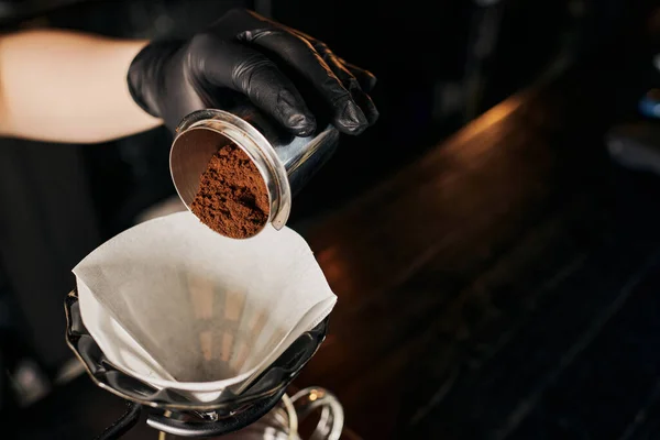 Estrazione espresso in stile V-60, barista versando il caffè dal jigger al sacchetto filtro sul gocciolatore — Foto stock