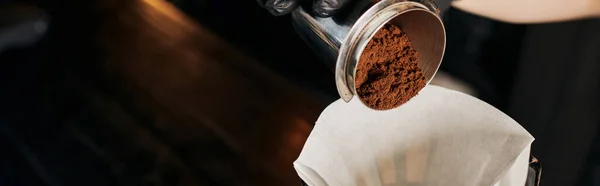 Barista derramando café moído de jigger em saco de filtro de papel, preparando V-60 estilo espresso, banner — Fotografia de Stock