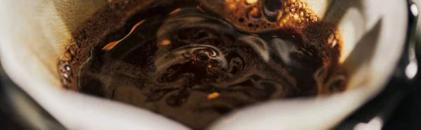 Эспрессо в стиле V-60, закрытый вид на свежий кофе с пеной в бумажном мешке фильтра, баннер — стоковое фото
