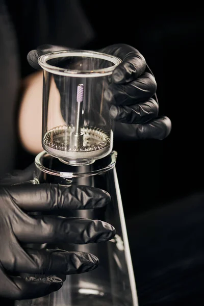 Barista in schwarzem Latex-Glas montiert Siphon-Kaffeemaschine und Glaskanne im Café — Stockfoto