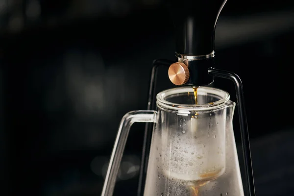 Café, sifão cafeteira com café expresso acabado de fazer gotejamento em panela de café de vidro — Fotografia de Stock