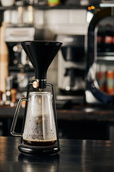 Sifão cafeteira com café expresso fresco em panela de café de vidro na mesa de madeira preta no café moderno — Fotografia de Stock