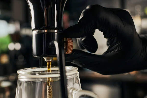 Vista da vicino di barista regolazione sifone caffettiera, modo alternativo di fermentazione espresso — Foto stock