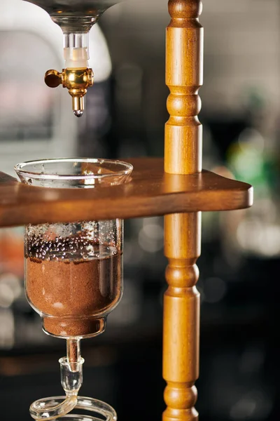 Холодное пиво кофеварка, холодная вода капает на свежий молотый кофе, альтернативное пивоварение эспрессо — стоковое фото
