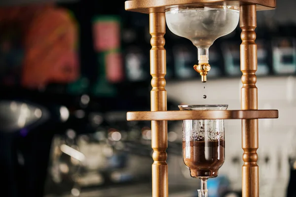 Alternative Art der Espressomaschine, kaltes Wasser tropft in kalter Kaffeemaschine auf gemahlenen Kaffee — Stockfoto