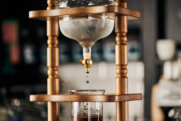 Alternative Aufbrühen von Espresso, kalte Tropfkaffeemaschine, kaltes Wasser tropft auf frisch gemahlenen Kaffee — Stockfoto