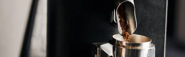 Tasse de mesure métallique près du café moulu et moulin à café électrique, équipement de barista, bannière — Photo de stock
