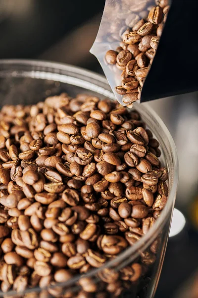 Vue rapprochée des grains de café torréfiés entiers et moyens dans le café, brassage d'espresso — Photo de stock