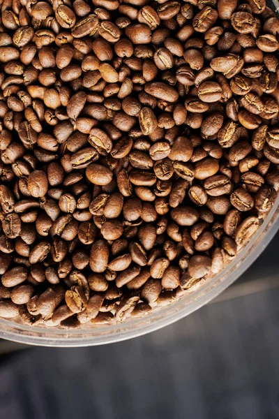 Вид сверху на целые кофейные зёрна, среднее жаркое, вид сверху, кафе, приготовление эспрессо — стоковое фото
