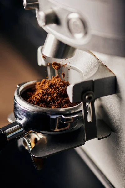 Café moulu dans portafilter, machine à café, gros plan, extraction de café, préparation d'espresso — Photo de stock