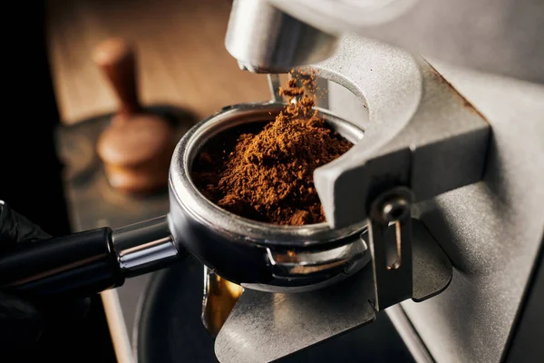 Preparação de café expresso, close-up de café moído em portafilter, máquina de café, arábica — Fotografia de Stock