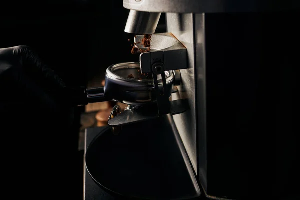 Moulin à café électrique, grains broyés dans portafilter, mélange de café, machine à café, arabica — Photo de stock