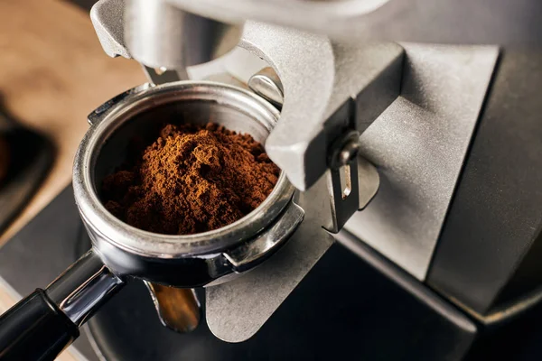 Préparation de café, gros plan des grains de café moulus dans portafilter, machine à café, arabica — Photo de stock