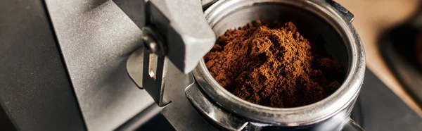 Приготування еспресо, крупним планом подрібнена кава в портативному фільтрі, кавоварка, банер — стокове фото