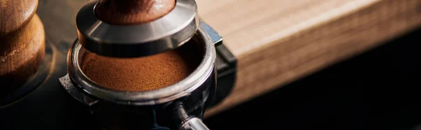 Tamper vicino portafilter con caffè macinato, espresso, pressa manuale, arabica, caffeina, banner — Foto stock