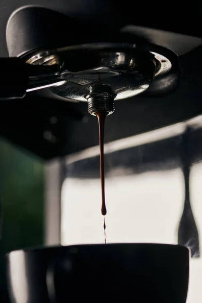 Extraction de café, gouttes, boisson chaude, expresso goutte à goutte dans la tasse, machine à café professionnelle — Photo de stock