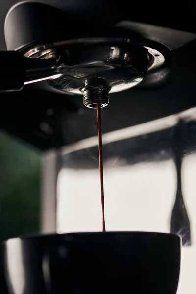 Estrazione caffè, arabica, caffè nero, caffè espresso gocciolante in tazza, macchina da caffè professionale — Foto stock
