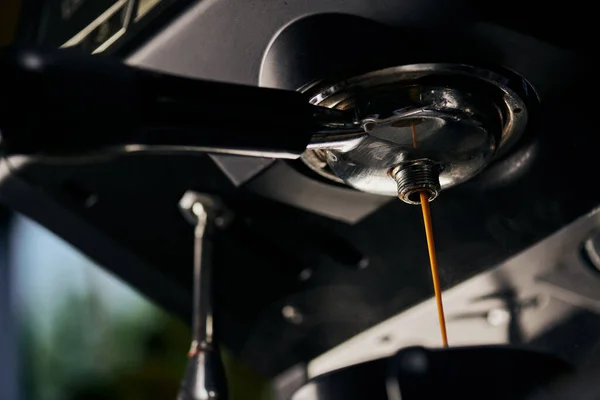 Extracción de café, café negro, espresso goteando en la taza, máquina de café profesional, café - foto de stock