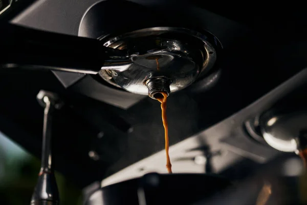 Extraction de café, café noir, expresso chaud égouttant dans la tasse, machine à café professionnelle — Photo de stock