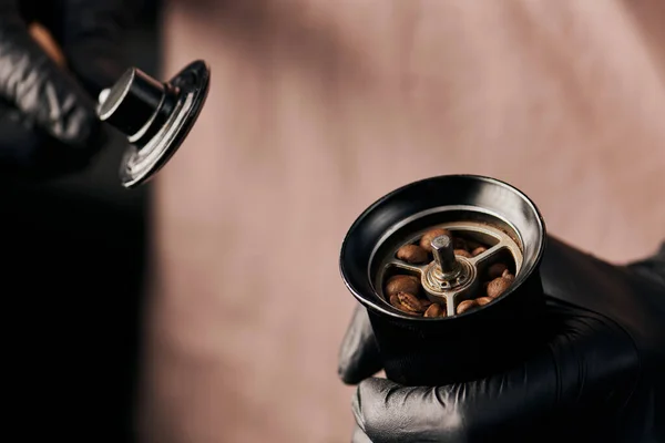Vista cortada de barista segurando moedor de café manual com grãos de café, arábica, bebida, energia — Fotografia de Stock