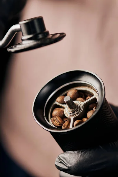 Vista cortada de barista segurando moedor de café manual com grãos de café, arábica, close-up, energia — Fotografia de Stock