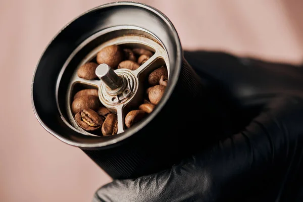 Close, barista segurando moedor de café manual com grãos de café, arábica, bebida, mistura, energia — Fotografia de Stock