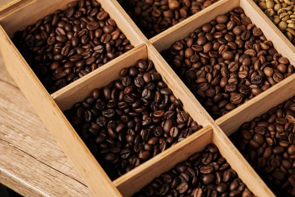 Chicchi di caffè in scatola di legno, arrosto scuro, caffeina ed energia, fondo caffè, fagioli aromatici — Foto stock