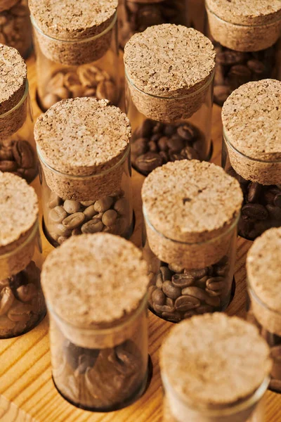 Kaffeebohnen im Glas mit Kork, verschiedene Röstung, Koffein und Energie, Kaffeehintergrund — Stockfoto