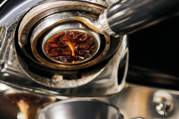Café negro, extracción, espresso caliente goteando en la taza, máquina de café profesional - foto de stock