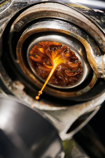Macro, café preto, extração, café expresso quente pingando na xícara, máquina de café profissional — Fotografia de Stock
