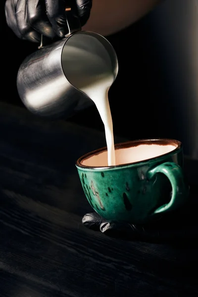 Barista en gants de latex préparant cappuccino, expresso frais, latte art, pichet, verser du lait — Photo de stock